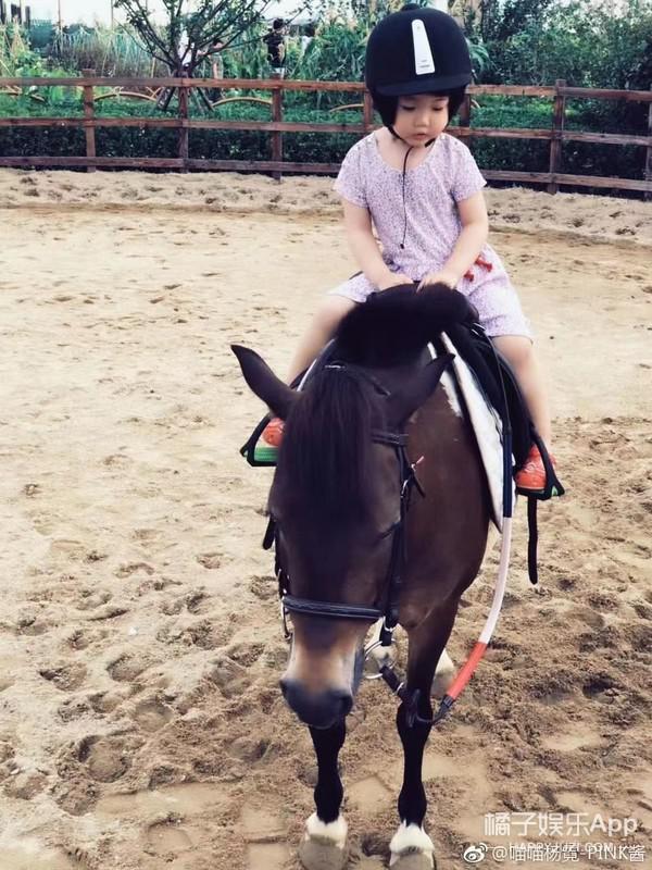 还记得那个被王嘉尔抱在怀里的小女孩吗？她现在变这样了？