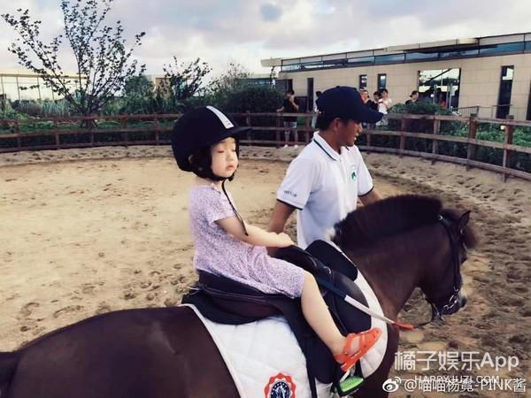 还记得那个被王嘉尔抱在怀里的小女孩吗？她现在变这样了？