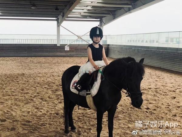 还记得那个被王嘉尔抱在怀里的小女孩吗？她现在变这样了？