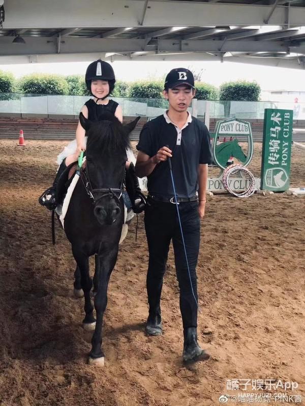 还记得那个被王嘉尔抱在怀里的小女孩吗？她现在变这样了？