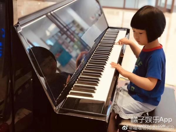 还记得那个被王嘉尔抱在怀里的小女孩吗？她现在变这样了？