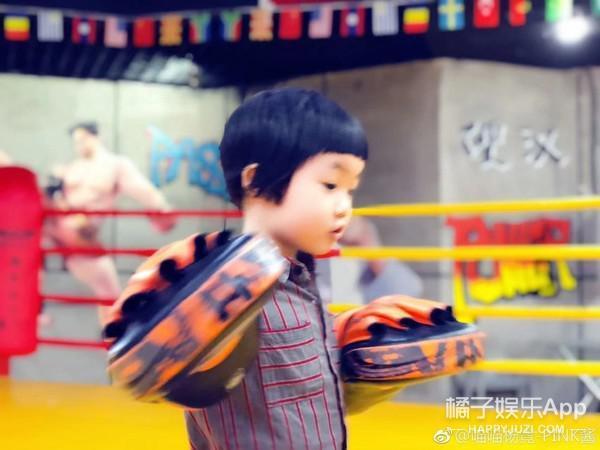 还记得那个被王嘉尔抱在怀里的小女孩吗？她现在变这样了？