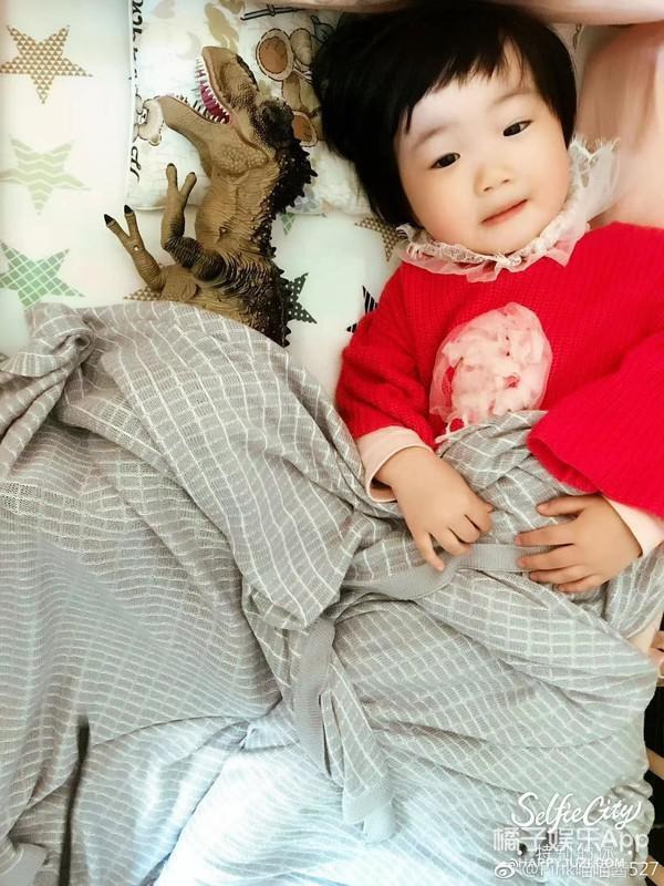 还记得那个被王嘉尔抱在怀里的小女孩吗？她现在变这样了？