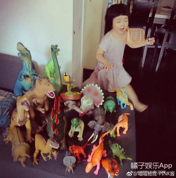 还记得那个被王嘉尔抱在怀里的小女孩吗？她现在变这样了？