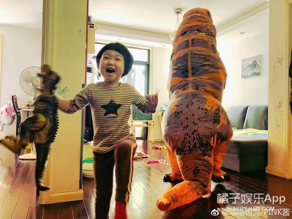 还记得那个被王嘉尔抱在怀里的小女孩吗？她现在变这样了？