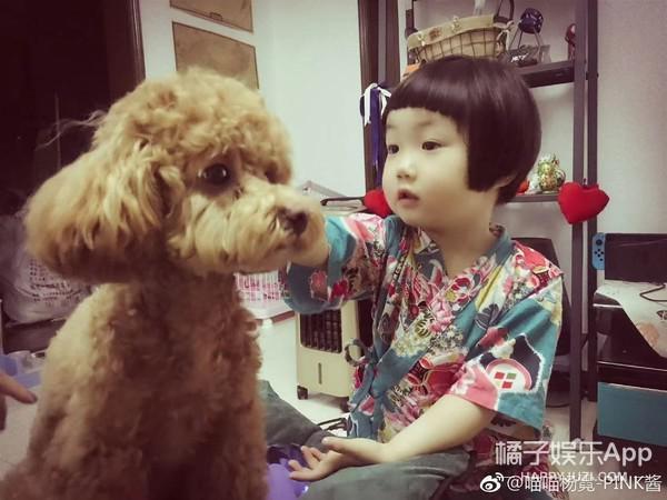 还记得那个被王嘉尔抱在怀里的小女孩吗？她现在变这样了？