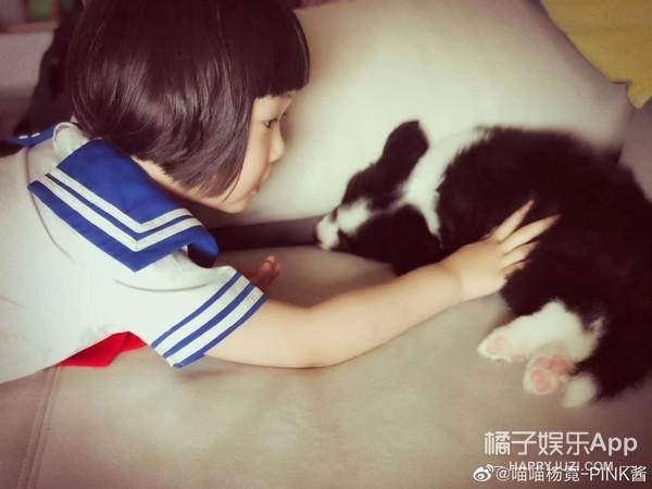 还记得那个被王嘉尔抱在怀里的小女孩吗？她现在变这样了？