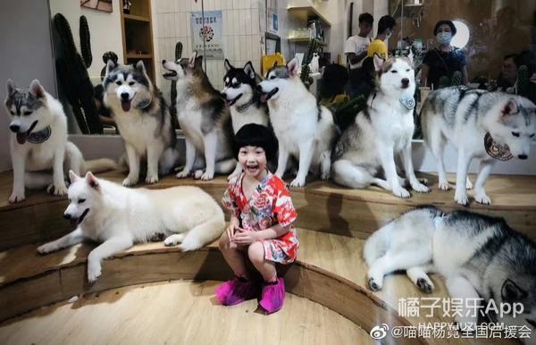 还记得那个被王嘉尔抱在怀里的小女孩吗？她现在变这样了？