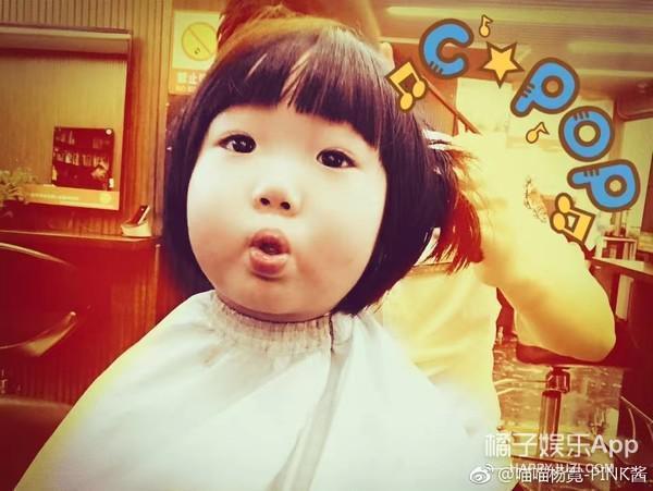 还记得那个被王嘉尔抱在怀里的小女孩吗？她现在变这样了？