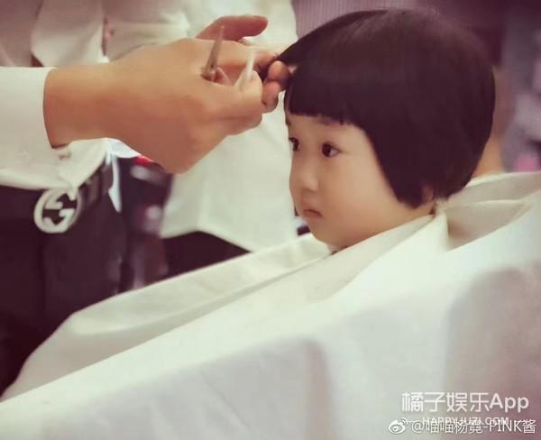 还记得那个被王嘉尔抱在怀里的小女孩吗？她现在变这样了？