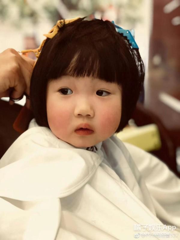还记得那个被王嘉尔抱在怀里的小女孩吗？她现在变这样了？
