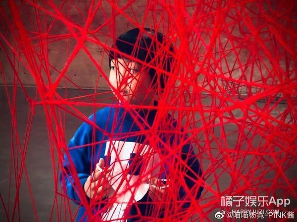 还记得那个被王嘉尔抱在怀里的小女孩吗？她现在变这样了？