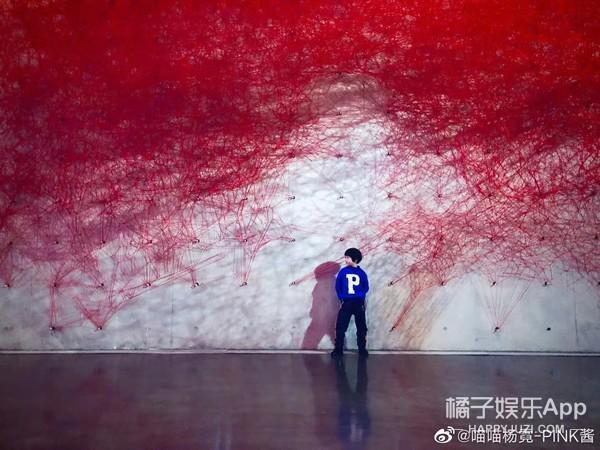 还记得那个被王嘉尔抱在怀里的小女孩吗？她现在变这样了？