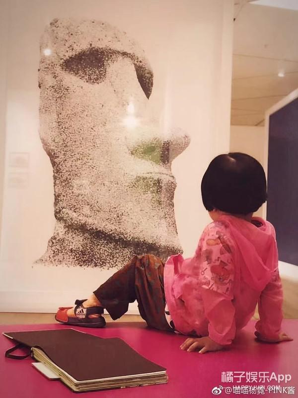 还记得那个被王嘉尔抱在怀里的小女孩吗？她现在变这样了？