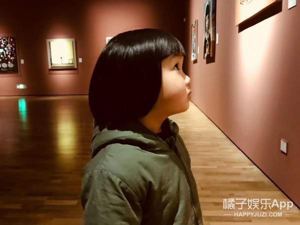 还记得那个被王嘉尔抱在怀里的小女孩吗？她现在变这样了？