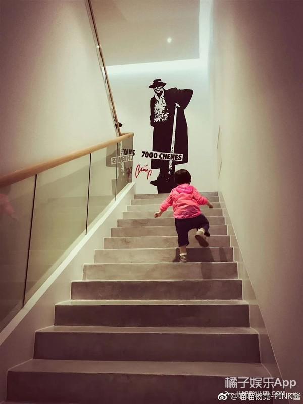 还记得那个被王嘉尔抱在怀里的小女孩吗？她现在变这样了？