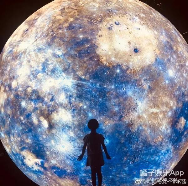 还记得那个被王嘉尔抱在怀里的小女孩吗？她现在变这样了？