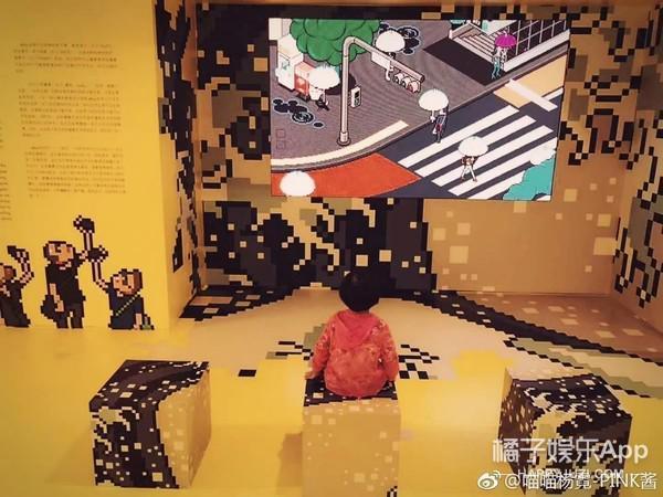 还记得那个被王嘉尔抱在怀里的小女孩吗？她现在变这样了？