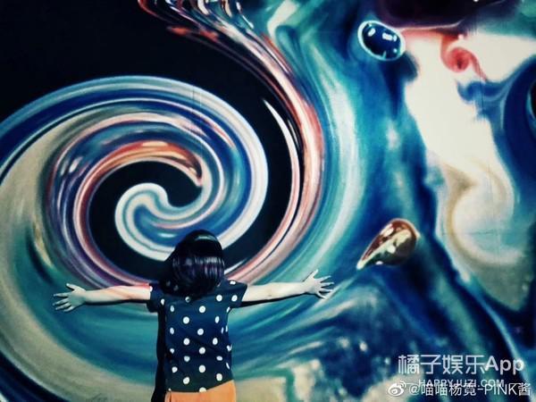 还记得那个被王嘉尔抱在怀里的小女孩吗？她现在变这样了？