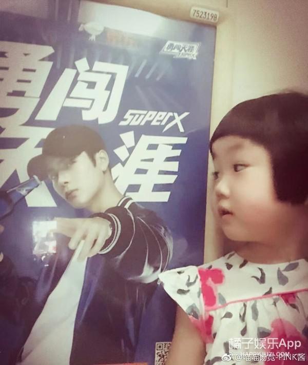 还记得那个被王嘉尔抱在怀里的小女孩吗？她现在变这样了？