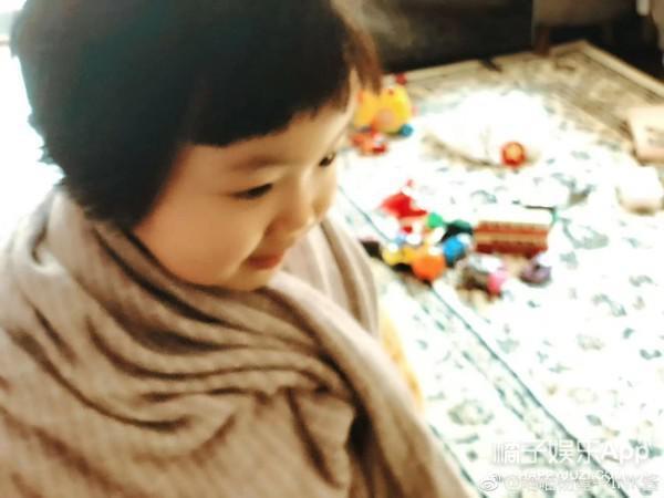 还记得那个被王嘉尔抱在怀里的小女孩吗？她现在变这样了？