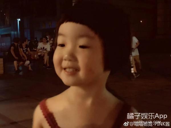 还记得那个被王嘉尔抱在怀里的小女孩吗？她现在变这样了？