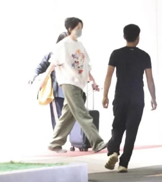 谢霆锋过生日低调秀恩爱 王菲飞北京穿搭朴素接地气