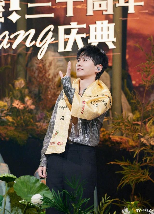 张杰晒“三十年最佳男歌手”获奖照 笑称“嗓子很忙的”