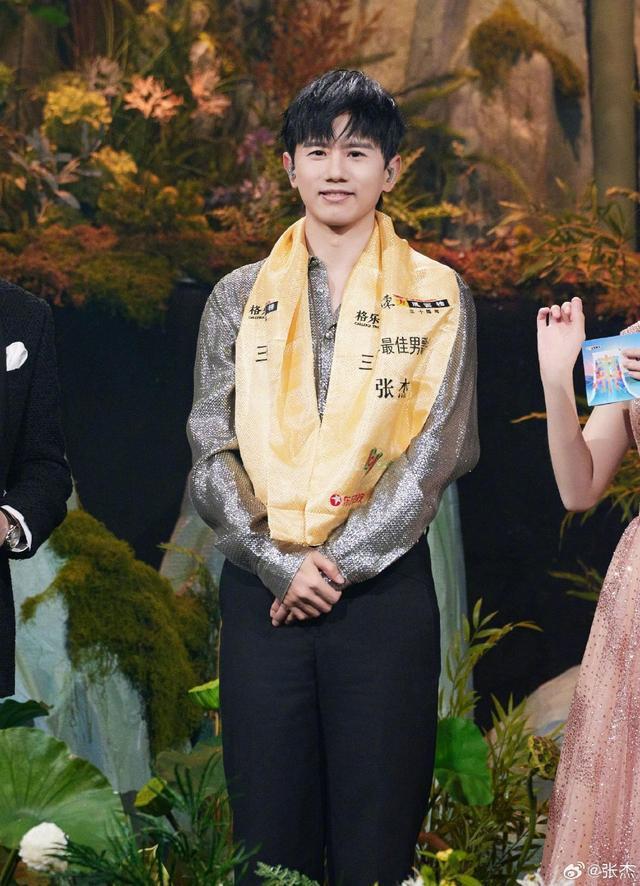 张杰晒“三十年最佳男歌手”获奖照 笑称“嗓子很忙的”