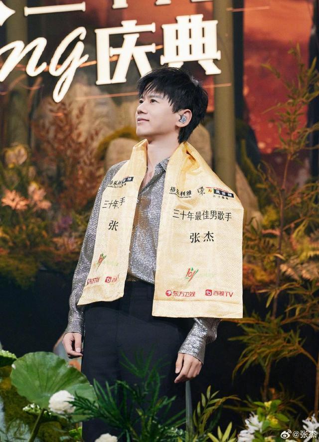 张杰晒“三十年最佳男歌手”获奖照 笑称“嗓子很忙的”