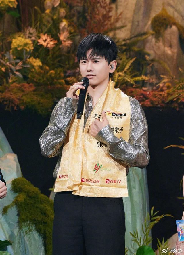 张杰晒“三十年最佳男歌手”获奖照 笑称“嗓子很忙的”