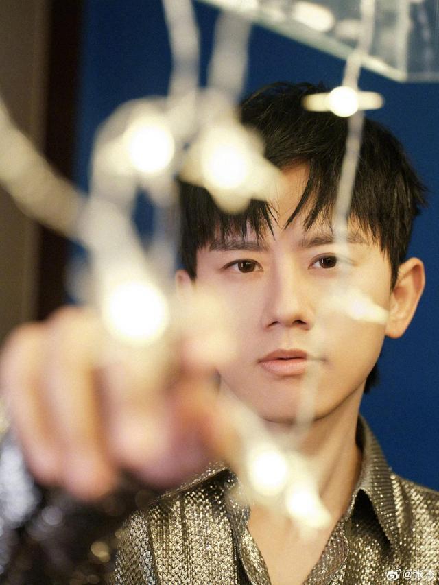 张杰晒“三十年最佳男歌手”获奖照 笑称“嗓子很忙的”