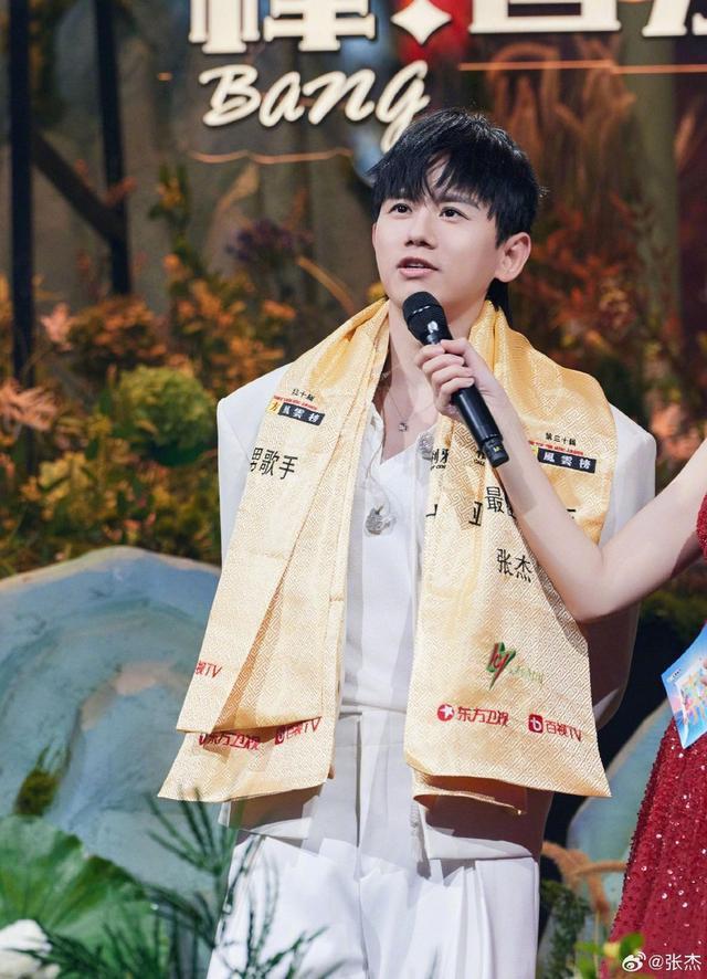 张杰晒“三十年最佳男歌手”获奖照 笑称“嗓子很忙的”