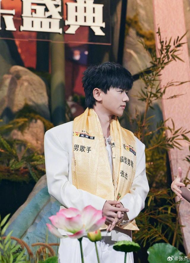 张杰晒“三十年最佳男歌手”获奖照 笑称“嗓子很忙的”