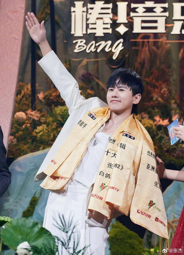 张杰晒“三十年最佳男歌手”获奖照 笑称“嗓子很忙的”