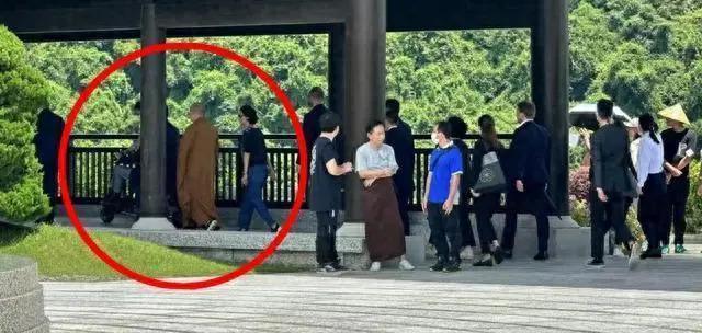 李嘉诚坐轮椅到寺庙，周凯旋贴身照顾，二人诚心跪拜佛像