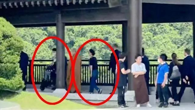 李嘉诚坐轮椅到寺庙，周凯旋贴身照顾，二人诚心跪拜佛像