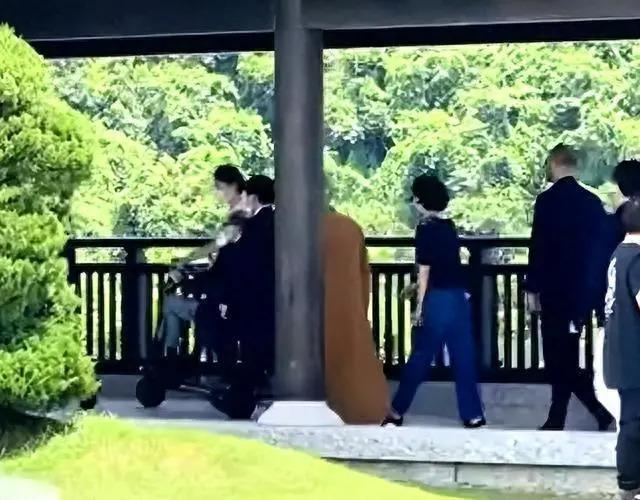 李嘉诚坐轮椅到寺庙，周凯旋贴身照顾，二人诚心跪拜佛像