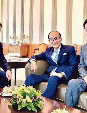 李嘉诚坐轮椅到寺庙，周凯旋贴身照顾，二人诚心跪拜佛像