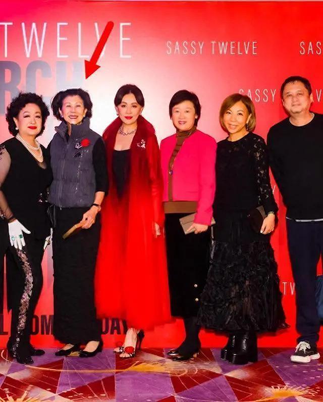 李嘉诚坐轮椅到寺庙，周凯旋贴身照顾，二人诚心跪拜佛像