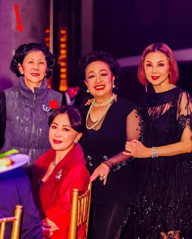 李嘉诚坐轮椅到寺庙，周凯旋贴身照顾，二人诚心跪拜佛像