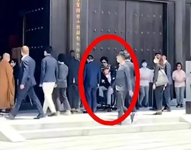 李嘉诚坐轮椅到寺庙，周凯旋贴身照顾，二人诚心跪拜佛像