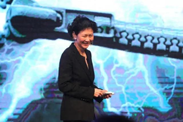 李嘉诚坐轮椅到寺庙，周凯旋贴身照顾，二人诚心跪拜佛像