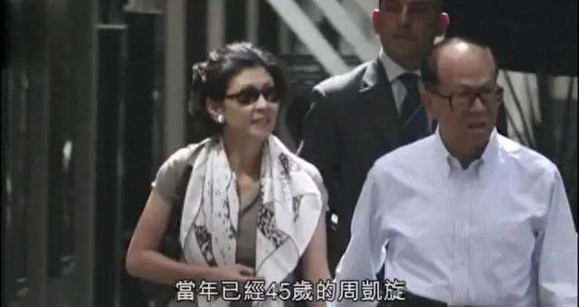 李嘉诚坐轮椅到寺庙，周凯旋贴身照顾，二人诚心跪拜佛像