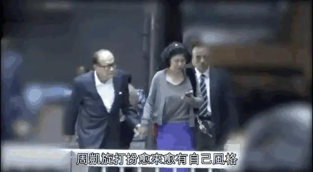 李嘉诚坐轮椅到寺庙，周凯旋贴身照顾，二人诚心跪拜佛像