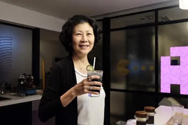 李嘉诚坐轮椅到寺庙，周凯旋贴身照顾，二人诚心跪拜佛像