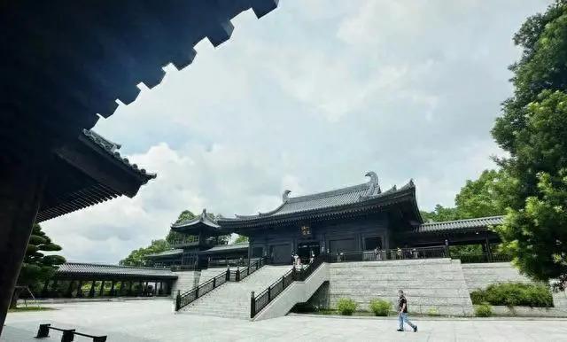 李嘉诚坐轮椅到寺庙，周凯旋贴身照顾，二人诚心跪拜佛像