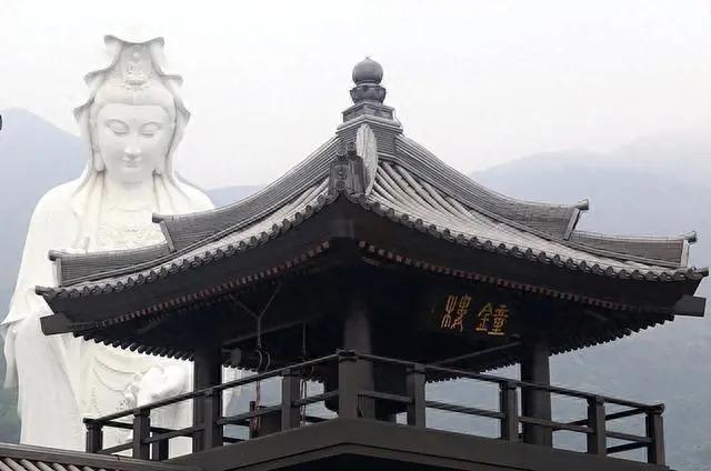 李嘉诚坐轮椅到寺庙，周凯旋贴身照顾，二人诚心跪拜佛像