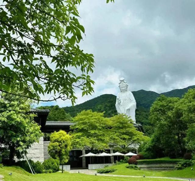 李嘉诚坐轮椅到寺庙，周凯旋贴身照顾，二人诚心跪拜佛像