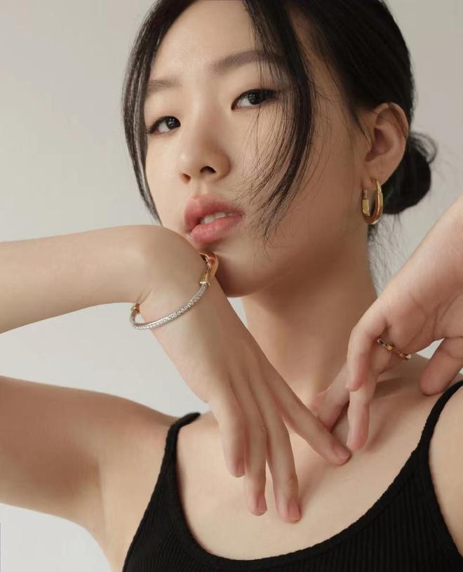 摇钱树！小S俩女儿为奢牌拍广告 姐姐被赞高级脸